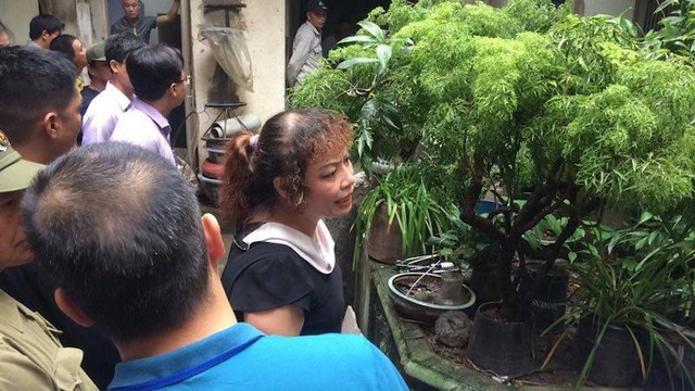Huy động máy chuyên dụng thông tắc đường cống “bức tử” cư dân 146 Quán Thánh - 7 Huy động máy chuyên dụng thông tắc đường cống “bức tử” cư dân 146 Quán Thánh - 7