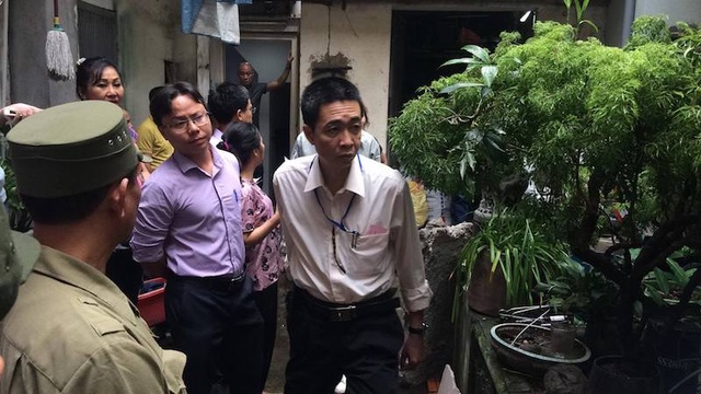 Huy động máy chuyên dụng thông tắc đường cống “bức tử” cư dân 146 Quán Thánh - 8 Huy động máy chuyên dụng thông tắc đường cống “bức tử” cư dân 146 Quán Thánh - 8