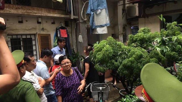 Huy động máy chuyên dụng thông tắc đường cống “bức tử” cư dân 146 Quán Thánh - 6 Huy động máy chuyên dụng thông tắc đường cống “bức tử” cư dân 146 Quán Thánh - 6