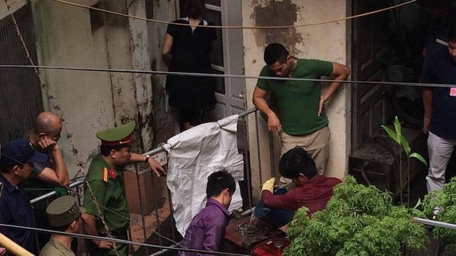 Huy động máy chuyên dụng thông tắc đường cống “bức tử” cư dân 146 Quán Thánh - 16 Huy động máy chuyên dụng thông tắc đường cống “bức tử” cư dân 146 Quán Thánh - 16