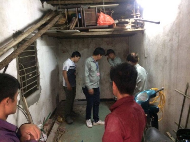 Huy động máy chuyên dụng thông tắc đường cống “bức tử” cư dân 146 Quán Thánh - 2 Huy động máy chuyên dụng thông tắc đường cống “bức tử” cư dân 146 Quán Thánh - 2