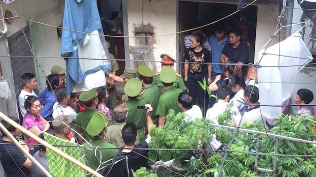 Huy động máy chuyên dụng thông tắc đường cống “bức tử” cư dân 146 Quán Thánh - 10 Huy động máy chuyên dụng thông tắc đường cống “bức tử” cư dân 146 Quán Thánh - 10