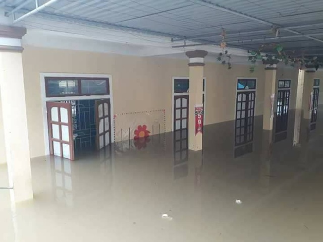 Nghệ An: Nhiều trường học ngập lụt, học sinh phải nghỉ học - 7 Nước dâng lên hơn 1m gây ngập trong trường.