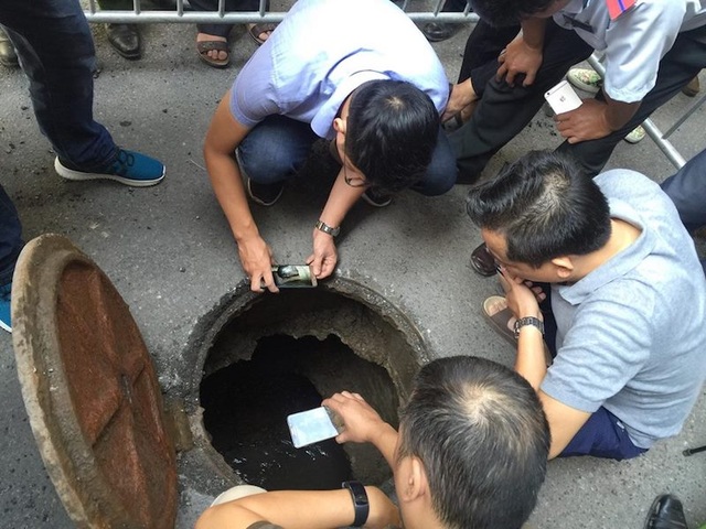 Xuyên phá, khơi thông đường cống "bức tử" cư dân 146 Quán Thánh! - 14
Đường cống tắc nhiều năm “bức tử” hàng chục người dân tại đây đã được máy chuyên dụng xuyên phá, khơi thông!