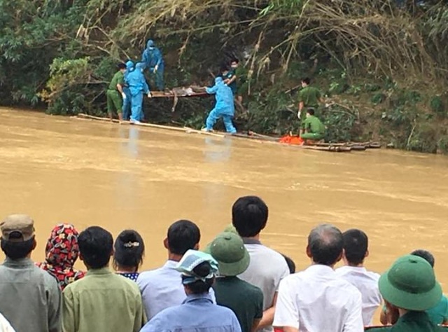 Gần 3.000 tỷ đồng bị “cuốn trôi” trong trận lũ lịch sử - 2 Nhiều người mất tích trong lũ vẫn chưa được tìm thấy. Trong đó có 1 chiến sĩ biên phòng bị lũ cuốn trôi khi đi làm nhiệm vụ