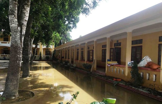 Một tuần sau trận lũ lịch sử, nhiều học sinh vẫn chưa thể đến trường - 4 Nhiều trường học nước lụt vẫn chưa rút hết (Ảnh: Trần Văn Cường)