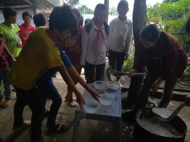 Học sinh Kim Bon gặp nhiều khó khăn khi trở lại trường sau lũ - 5
Do đường xá ảnh hưởng của bão lũ chưa thuận tiện đi lại, 315 học sinh của trường THCS Kim Bon ngày đầu trở lại trường với bữa sáng đạm bạc