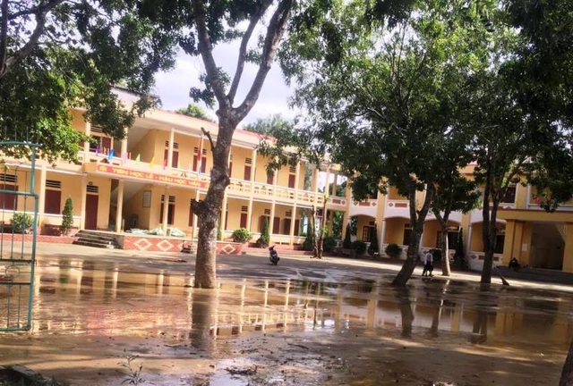 Một tuần sau trận lũ lịch sử, nhiều học sinh vẫn chưa thể đến trường - 2 Tại huyện Nông Cống, nước lụt tại các trường bị ngập đã cơ bản rút, công tác dọn dẹp vệ sinh trường lớp đang được triển khai (Ảnh: Trần Văn Cường)