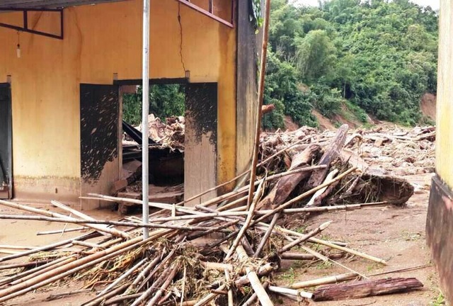 Xã biên giới tan hoang sau trận lũ lịch sử - 8
Đất đá, rác rưởi tấn công vào trường học. Chỉ sau một đêm, trường Tiểu học Yên Khương 1 đã bị thiệt hại nặng nề, toàn bộ khu bếp ăn bị lũ dữ cuốn trôi hết đồ đạc. Những ngày qua, nhà trường phải cho học sinh nghỉ học, vận động nhân dân trong các bản đến dọn dẹp, phải đến đầu tuần tới học sinh mới có thể quay lại trường.