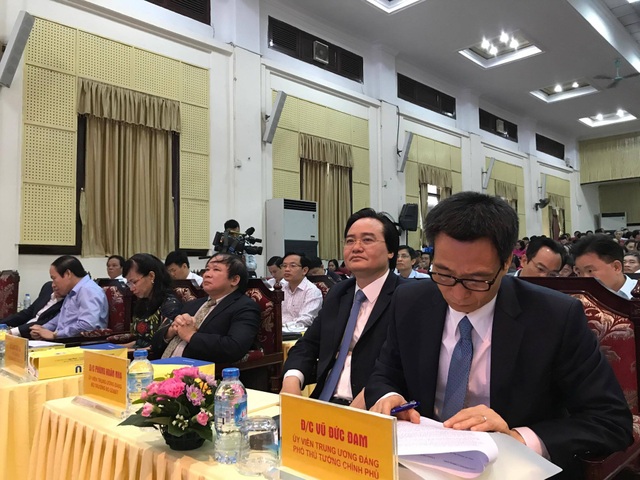 Tìm giải pháp "cởi trói" cho các trường đại học thực hiện thí điểm tự chủ - 1
Phó Thủ tướng Vũ Đức Đam tham dự hội thảo
