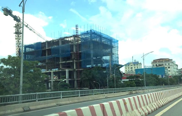 Khó hiểu hàng loạt dự án bất chấp pháp luật về môi trường "lọt lưới" tại Bắc Giang - 1
Dự án “Trung tâm thương mại và dịch vụ khách sạn” của Công ty cổ phần Trung Tín án ngữ ngay đầu TP Bắc Giang chưa hề được phê duyệt ĐTM.