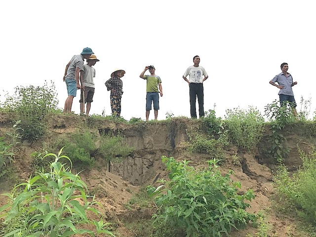Mất đất, cuộc sống bị đảo lộn, dân kéo ra bờ sông phản đối tàu hút cát sỏi! - 19 Những mảng đất sạt lở.