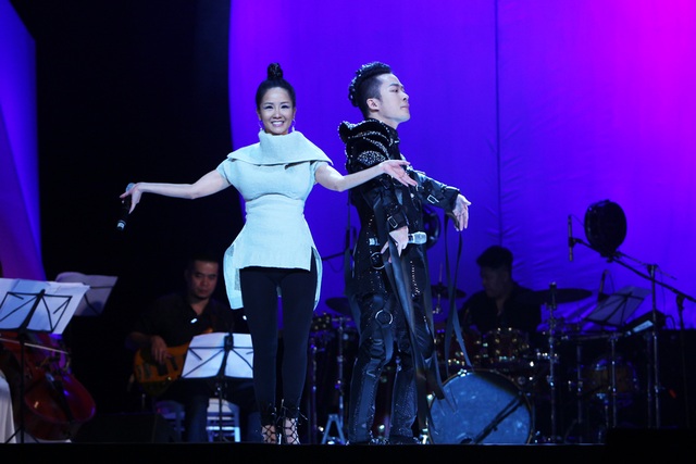 Diva Hồng Nhung nằm ngửa hát, Tùng Dương bật khóc trên sân khấu - 9 Diva Hồng Nhung nằm ngửa hát, Tùng Dương bật khóc trên sân khấu - 9