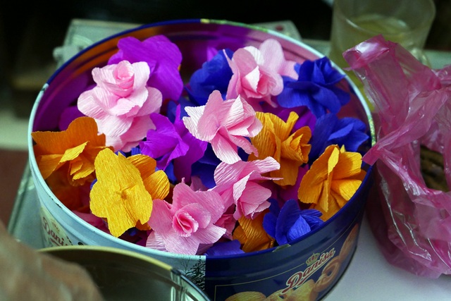 Người làm thiên nga bông cuối cùng ở phố cổ Hà Nội - 6
Những vật liệu thủ công đơn giản nhiều màu sắc.
