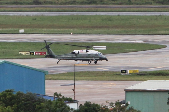 “Siêu trực thăng” của Tổng thống Donald Trump bay thử tại Đà Nẵng - 2
Chiếc Marine One được đưa ra từ một nhà chứa trong sân bay quốc tế Đà Nẵng chiều 7/11 (ảnh: Quý Đoàn)