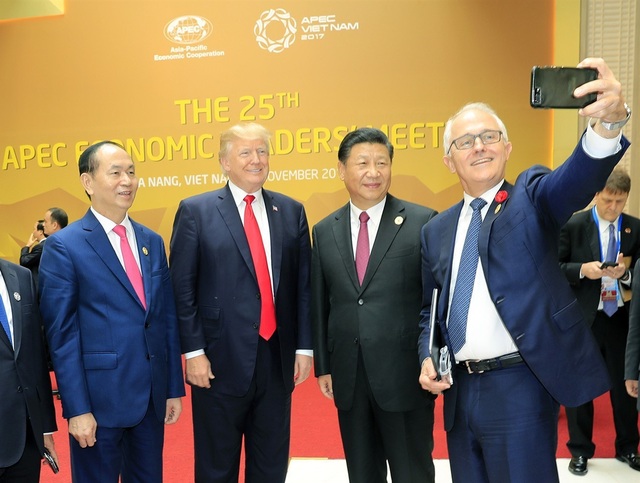 Phiên họp quan trọng nhất của các lãnh đạo APEC - 24
Thủ tướng Australia chụp ảnh tự sướng cùng lãnh đạo các nền kinh tế APEC (Ảnh: Ban tổ chức APEC Việt Nam 2017)
