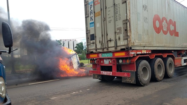Tai nạn liên hoàn, xe tải chở hàng bị thiêu rụi giữa đường - 1 Chiếc xe tải bốc cháy dữ dội giữa đường
