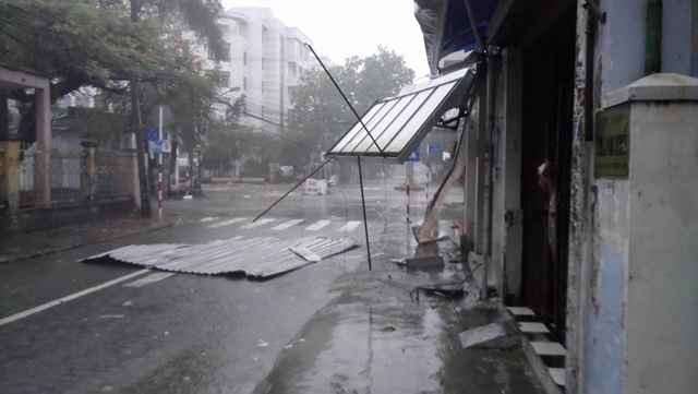 Bão số 12 quần thảo Khánh Hòa - Phú Yên - Bình Định nhiều giờ - 28 Bão số 12 quần thảo Khánh Hòa - Phú Yên - Bình Định nhiều giờ - 28