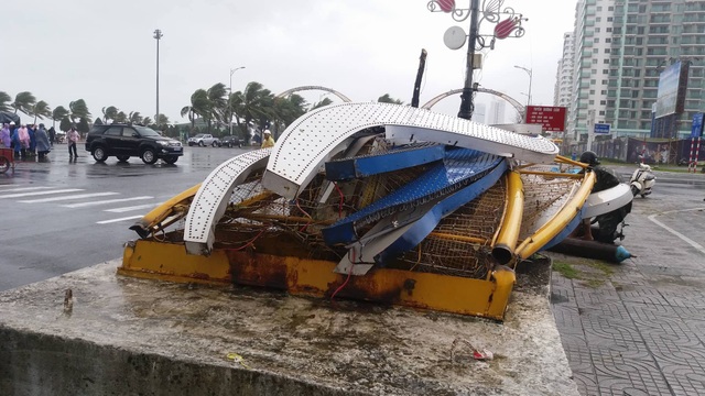 Bão số 12 quần thảo Khánh Hòa - Phú Yên - Bình Định nhiều giờ - 13 Bão số 12 quần thảo Khánh Hòa - Phú Yên - Bình Định nhiều giờ - 13