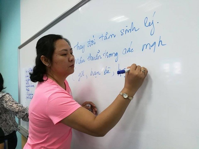 Phụ huynh “sốc” trước chuyện của con tuổi mới lớn - 1
Phụ huynh trả lời các câu hỏi về thay đổi của con ở tuổi dậy thì trong buổi nói chuyện