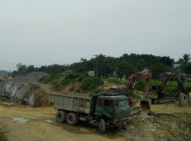 Vụ hàng trăm nhà dân bất ngờ lún nứt: Bắt đầu khai báo thiệt hại từ tháng 1/2018 - 3 Quá trình thi công kênh phải tiến hành nổ mìn phá đá, làm ảnh hưởng đến tài sản, vật kiến trúc của nhân dân trong khu vực