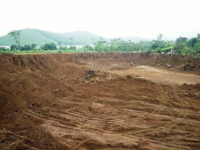 Thanh Hóa: Khai thác trái phép đất, đá tràn lan! - 2 Dù khai thác từ năm ngoái nhưng gia đình trưởng thôn vẫn có tình tiết giảm nhẹ là vi phạm lần đầu