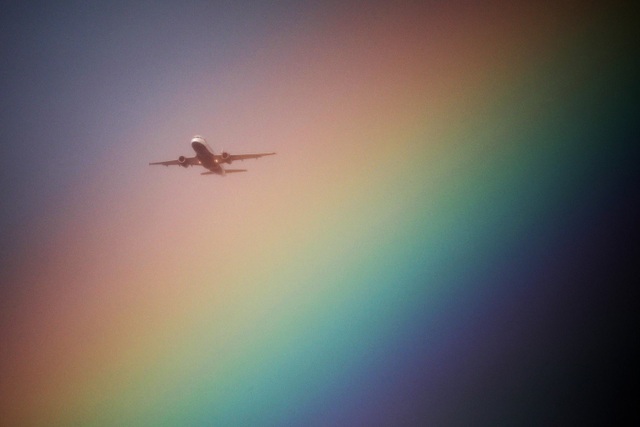 Một chiếc máy bay bay gần một cầu vồng trên đường tới sân bay Heathrow ở London, Anh. (Ảnh chụp ngày 23/7)