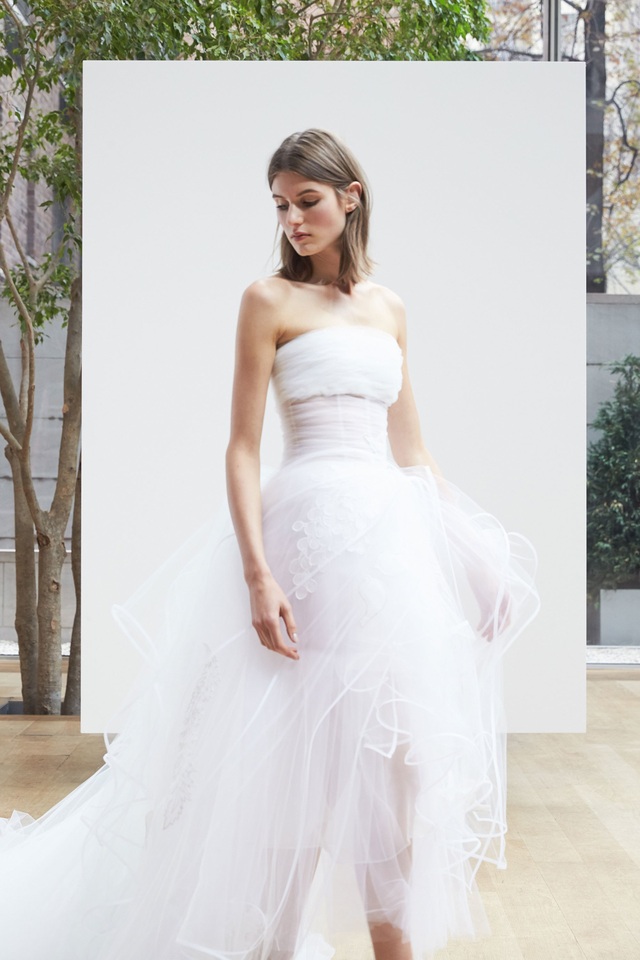 Bộ sưu tập váy cưới tuyệt đẹp của Oscar De La Renta - 17 Bộ sưu tập váy cưới tuyệt đẹp của Oscar De La Renta - 17