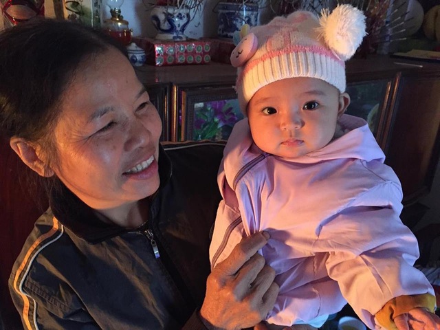 Bé Quỳnh Anh đã có cuộc sống mới nhờ sự giúp đỡ của mọi người - 2 Nhìn cháu bụ bẫm, đáng yêu cô Liên phấn khởi.