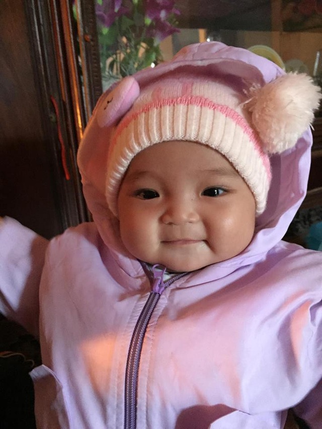 Bé Quỳnh Anh đã có cuộc sống mới nhờ sự giúp đỡ của mọi người - 1 Bé Quỳnh Anh được mọi người giúp đỡ nhiều sữa, bỉm.