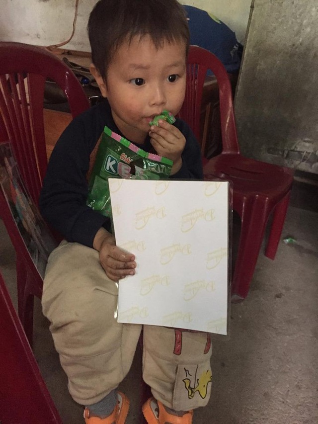 Không có bố, mẹ chết đột ngột, bé 2 tuổi sống trong đói khát - 2 Không có bố, mẹ chết đột ngột khiên Trọng chỉ còn biết bấu víu vào ông bà ngoại đã già.