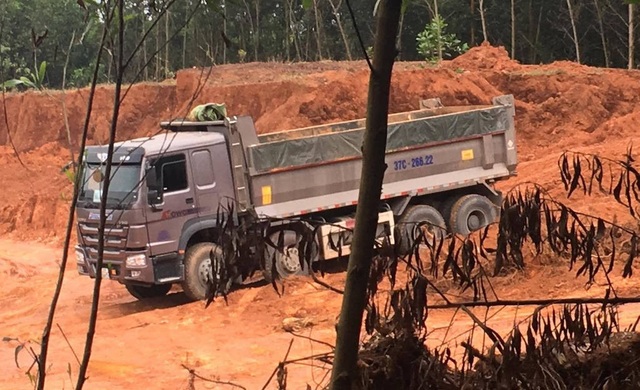Nghệ An: Ngang nhiên khai thác đất địa giới hành chính đem bán? - 7 Nghệ An: Ngang nhiên khai thác đất địa giới hành chính đem bán? - 7