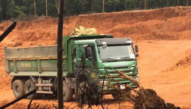 Nghệ An: Ngang nhiên khai thác đất địa giới hành chính đem bán? - 8 Nghệ An: Ngang nhiên khai thác đất địa giới hành chính đem bán? - 8