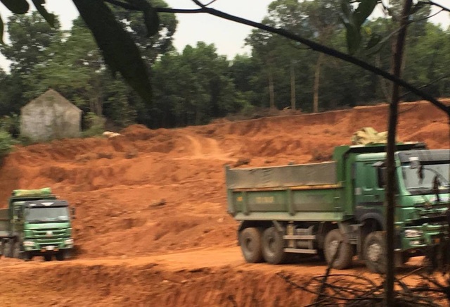 Nghệ An: Ngang nhiên khai thác đất địa giới hành chính đem bán? - 9 Đoàn xe chở đất từ khu vực khai thác ra ngoài đém bán.