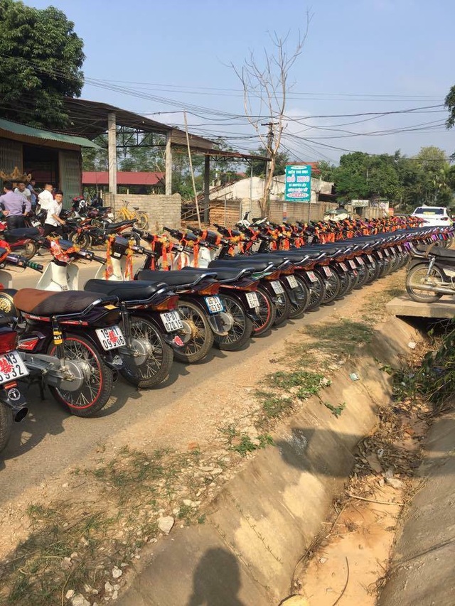 Đám cưới độc đáo rước dâu bằng... dàn xe Dream ở Phú Thọ - 3 Chú rể trong đám cưới đặc biệt này cũng là thành viên của CLB Dream DC19