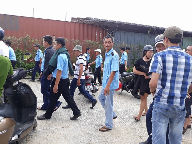 Đà Nẵng: Tài xế, nhân viên xe buýt đồng loạt ngưng việc vì chậm lương - 1 Các tài xế, nhân viên xe buýt ngưng việc vì công ty trả lương chậm