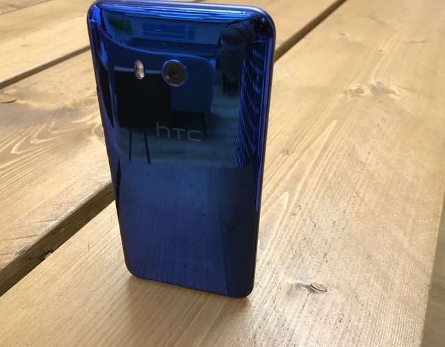 HTC ra mắt smartphone "bóp" đầu tiên trên thế giới - 3 HTC ra mắt smartphone "bóp" đầu tiên trên thế giới - 3