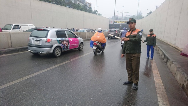 Hàng chục xe máy đổ la liệt trong hầm chui Kim Liên - 20
Sau khi có rất nhiều người ngã và bị thương, các nhân viên bên quản lý hầm mới đứng chỉ dẫn cho người tham gia giao thông.