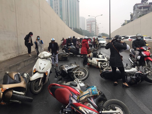 Hàng chục xe máy đổ la liệt trong hầm chui Kim Liên - 10 Hàng chục xe máy đổ la liệt trong hầm chui Kim Liên - 10
