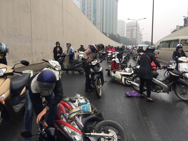 Hàng chục xe máy đổ la liệt trong hầm chui Kim Liên - 2 Hàng chục xe máy đổ la liệt trong hầm chui Kim Liên - 2