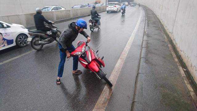 Hàng chục xe máy đổ la liệt trong hầm chui Kim Liên - 18
Một người bị ngã xe lúc hơn 11h.