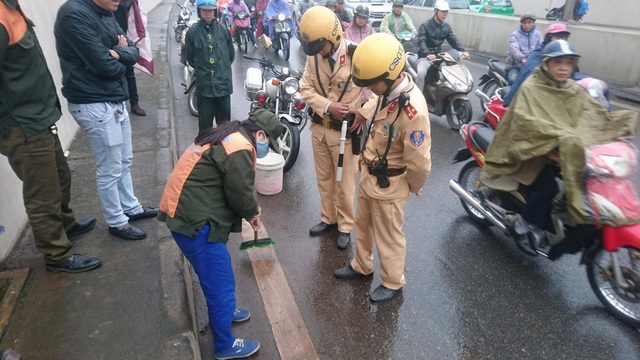 Hàng chục xe máy đổ la liệt trong hầm chui Kim Liên - 22 Hàng chục xe máy đổ la liệt trong hầm chui Kim Liên - 22
