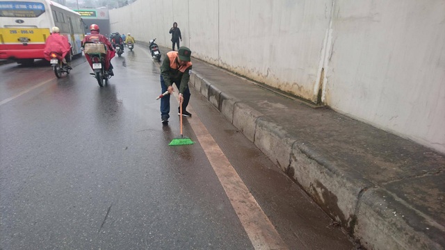 Hàng chục xe máy đổ la liệt trong hầm chui Kim Liên - 17
Quét sạch lớp rêu gây trơn trượt trên mặt đường.