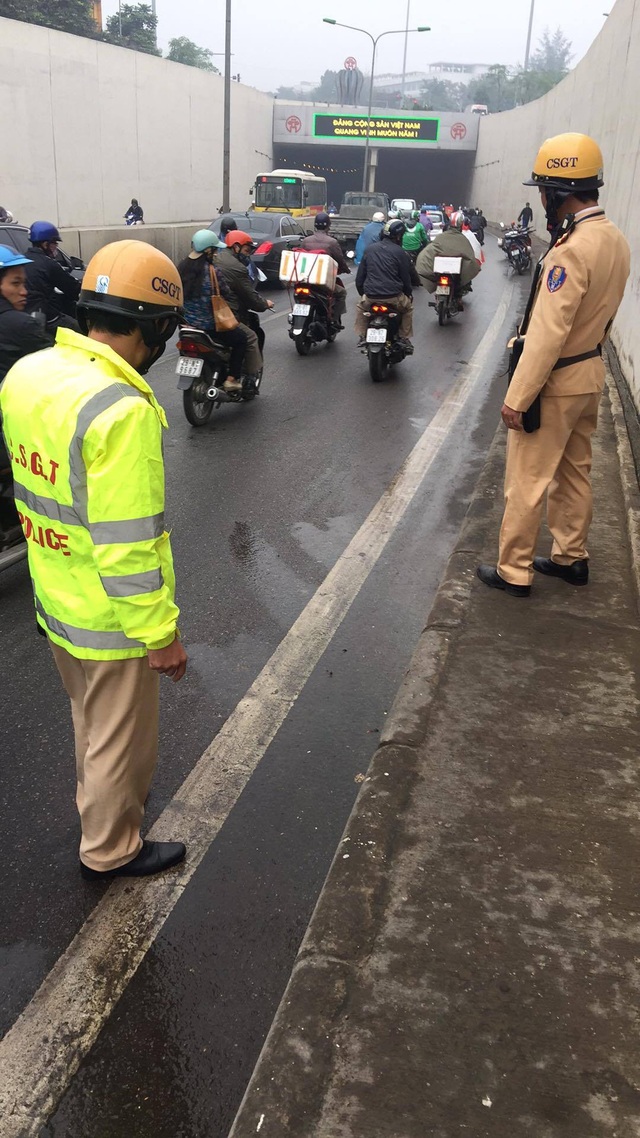 Hàng chục xe máy đổ la liệt trong hầm chui Kim Liên - 13
CSGT cho biết phía đường bộ đã nhận được tin báo đường trơn trượt từ hôm qua, sáng nay đã cho quét nhưng không ăn thua.