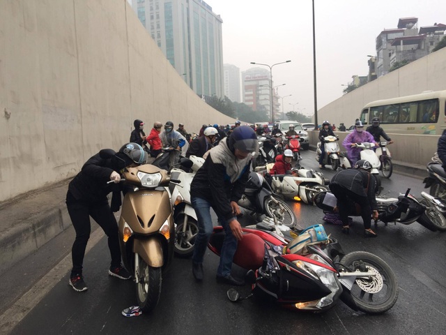 Hàng chục xe máy đổ la liệt trong hầm chui Kim Liên - 4 Hàng chục xe máy đổ la liệt trong hầm chui Kim Liên - 4