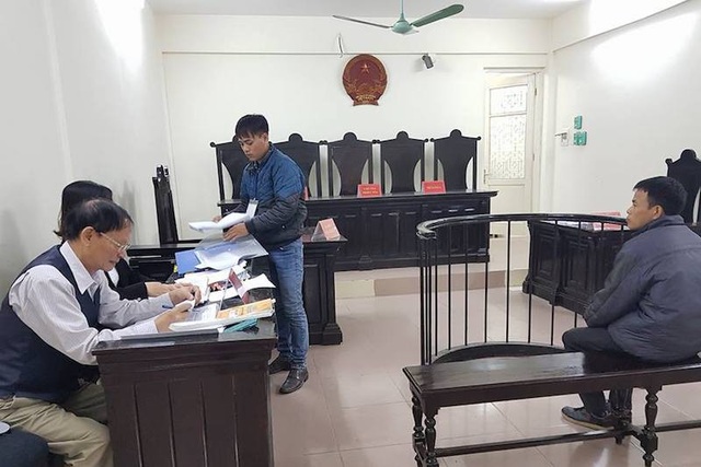 Kỳ án giữa thủ đô: Bác sĩ sơ cứu cho bị hại đưa ra lời khai phẫn nộ! - 8
Hai bị cáo Quản Đắc Quý và Quản Đắc Thúy chuẩn bị tài liệu chuẩn bị kêu oan tại phiên tòa.