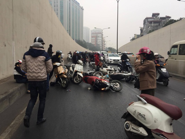 Hàng chục xe máy đổ la liệt trong hầm chui Kim Liên - 5
Xe đổ la liệt, phần lớn may mắn không bị thương nặng.