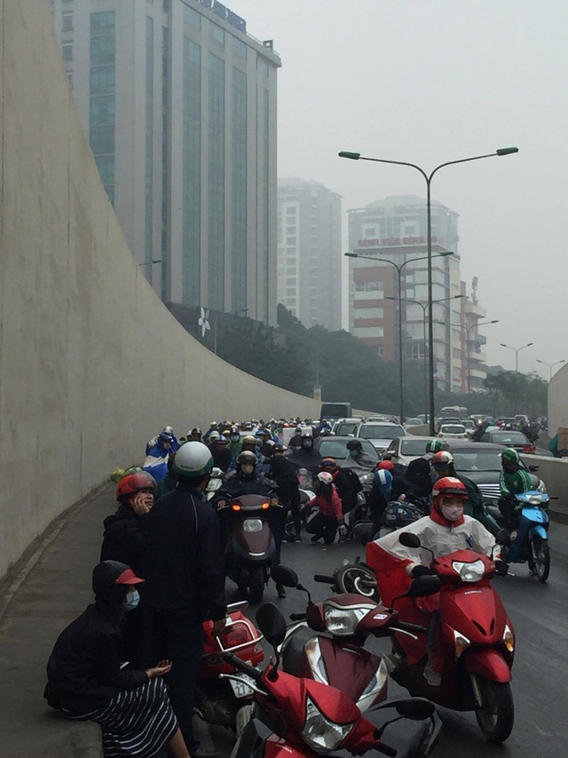 Hàng chục xe máy đổ la liệt trong hầm chui Kim Liên - 6
Sự việc gây cản trở giao thông.