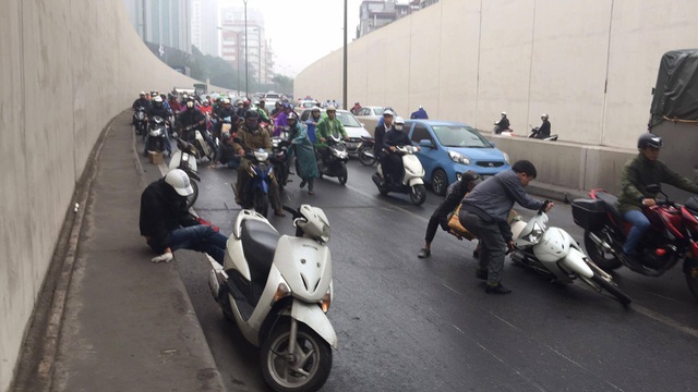 Hàng chục xe máy đổ la liệt trong hầm chui Kim Liên - 15
Xe vẫn tiếp tục đổ la liệt.