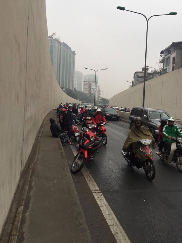 Hàng chục xe máy đổ la liệt trong hầm chui Kim Liên - 7 Hàng chục xe máy đổ la liệt trong hầm chui Kim Liên - 7